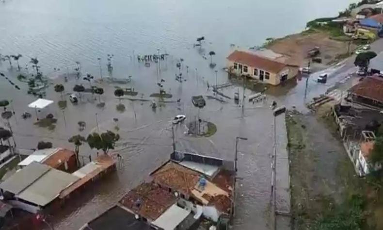 Transbordamento é decorrência das fortes chuvas somadas a falta de desassoreamento do rio Piumhi(foto: Foto: Reprodução/Redes Sociais) Imagem da cidade de Capitólio alagada pelo transbordamento do rio Piumhi