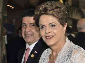 Dilma Rousseff e o presidente paraguaio, Horacio Cartes, na Cpula do Mercosul(foto: AFP PHOTO/ NORBERTO DUARTE )