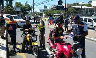 Motociclistas, motoristas e pedestres foram orientados sobre os riscos e receberam material educativo(foto: Jair Amaral/EM/DA Press)
