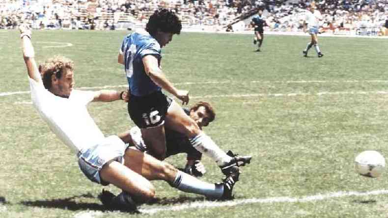 Toque final de Maradona naquela  considerada uma das melhores jogadas de todos os tempos(foto: Getty Images)