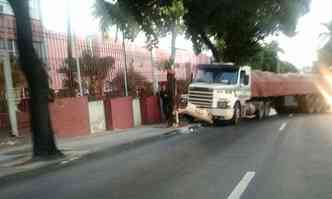 Acidente aconteceu em frente ao 3 Batalho do Corpo de Bombeiros, no sentido Centro(foto: Abner Barbosa/Divulgao)