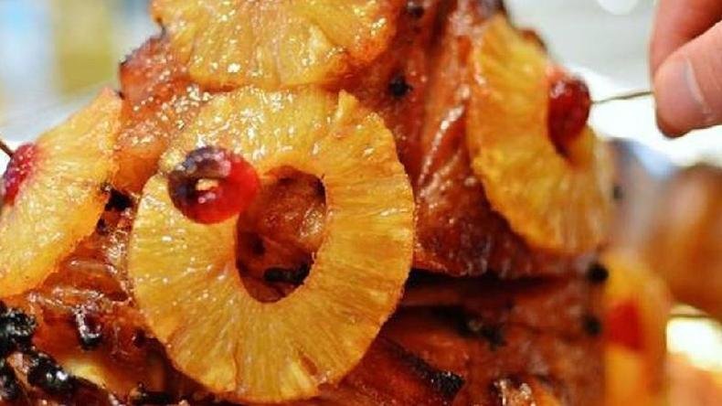 O sabor doce do abacaxi é muitas vezes usado para compensar o sal do presunto curado(foto: Getty Images) Abacaxi caramelizado com cereja