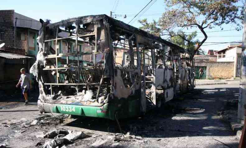 Veculo foi incendiado nesta quinta-feira no Bairro Serra Verde(foto: Edesio Ferreira/EM/D.A Press)
