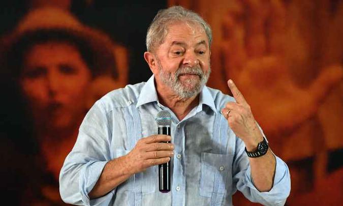 Para os defensores de Lula, a execução da pena antes do trânsito em julgado é uma afronta à Constituição Federal(foto: Nelson Almeida / AFP) Para os defensores de Lula, a execução da pena antes do trânsito em julgado é uma afronta à Constituição Federal(foto: Nelson Almeida / AFP)
