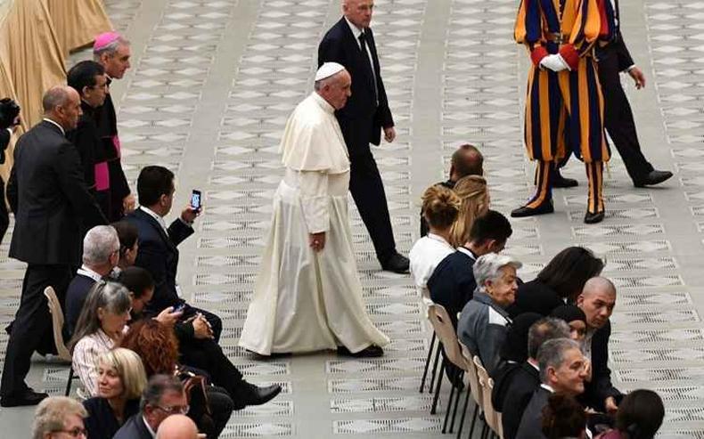 Papa Francisco em audincia com sobreviventes e parentes das vtimas do ataque jihadista 14 de julho, na cidade francesa de Nice(foto: VINCENZO PINTO / AFP )