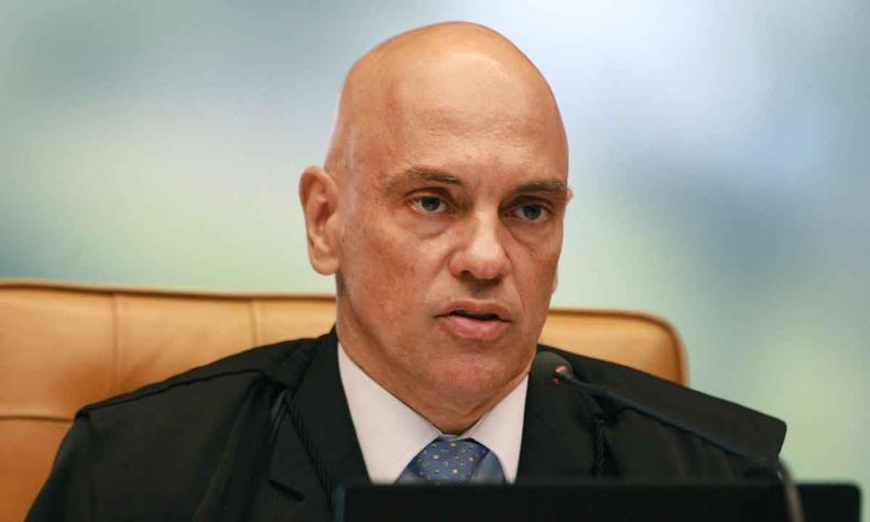 Alexandre de Moraes aparece sentado em uma cadeira de cor marrom