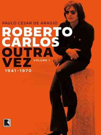 Roberto Carlos de óculos escuros, roupa preta e bota na capa da biografia ''Roberto Carlos outra vez''