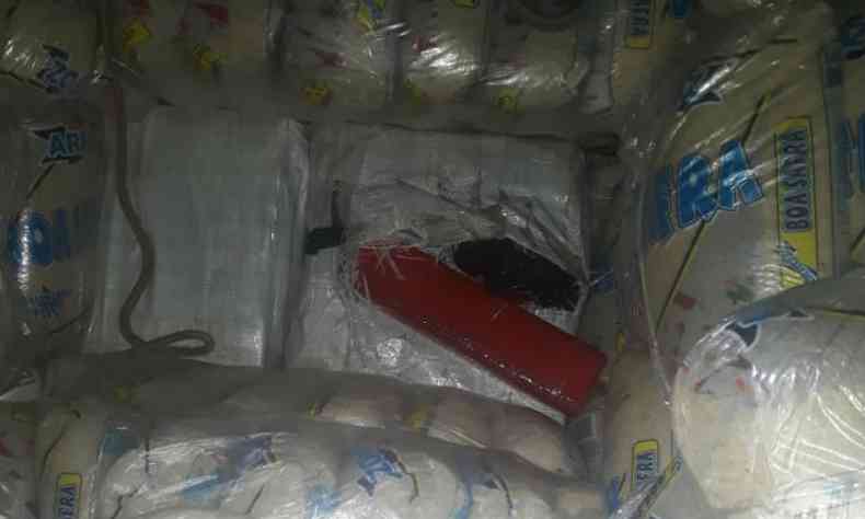 Droga estava escondido em meio a uma carga de arroz(foto: Polcia Civil/Divulgao)