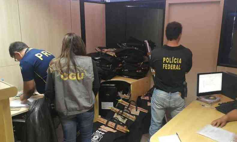 Malotes apreendidos nas casas dos policiais e em empresas envolvidas na operao (foto: Polcia Federal/ Divulgao )