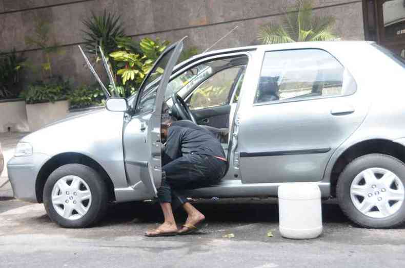 Flanelinha limpa carro na Regio Central de Belo Horizonte(foto: Jair Amaral/EM )