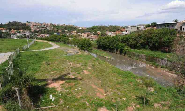 Ribeirão do Isidoro (foto) corta parte de Belo Horizonte(foto: Gladyston Rodrigues/EM/D.A Press - 22//10/13)