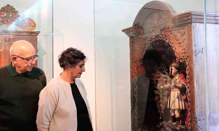 Luciano e Ilsa Reis veem peas dentro da vitrine do Museu do Oratrio