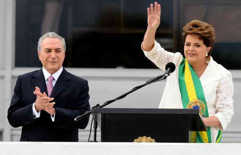 Dilma toma posse na presidncia, observada por Temer, que viria a ser substituto dela, depois do impeachment