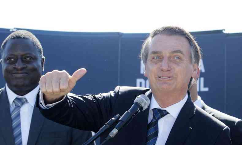 'Est encerrada a entrevista', disse o presidente Jair Bolsonaro, ao bater uma mo contra a outra e sair rapidamente(foto: Tnia Rgo/Agncia Brasil )