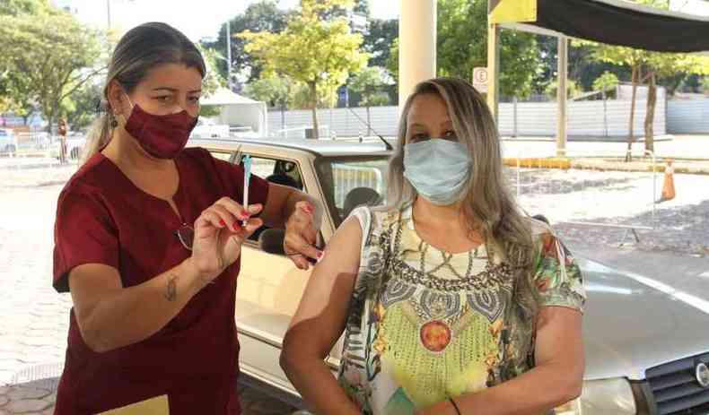 Solange comemorou ter recebido a primeira dose e torce para que todos possam se imunizar(foto: Edsio Ferreira/EM/DA Press)