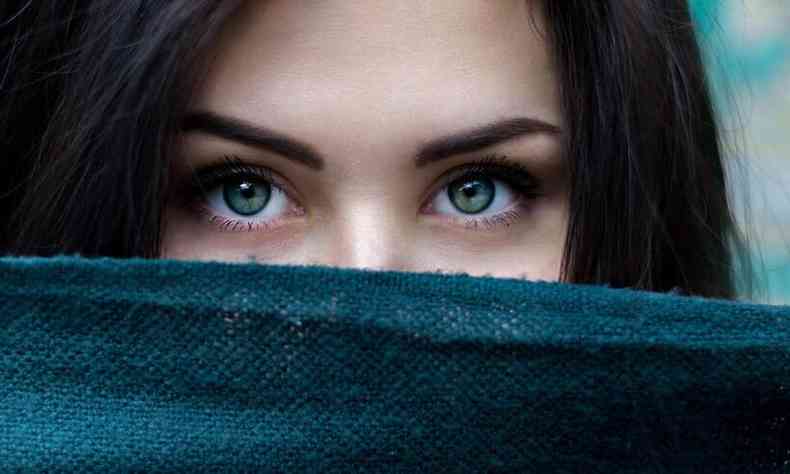 Foto destaca os olhos verdes de uma mulher