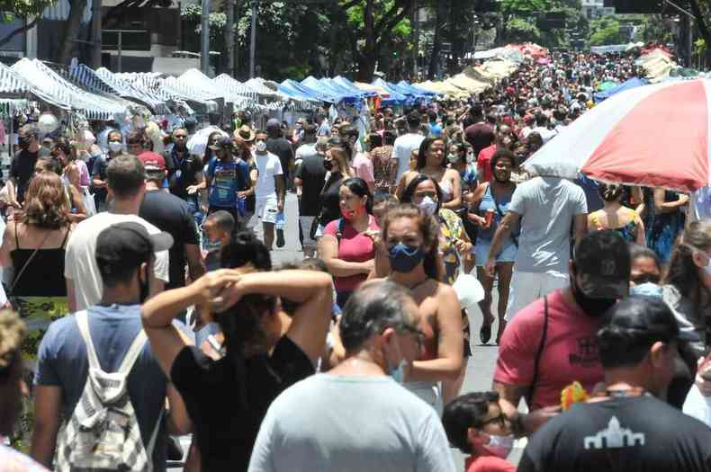 Pessoas nas ruas da capital