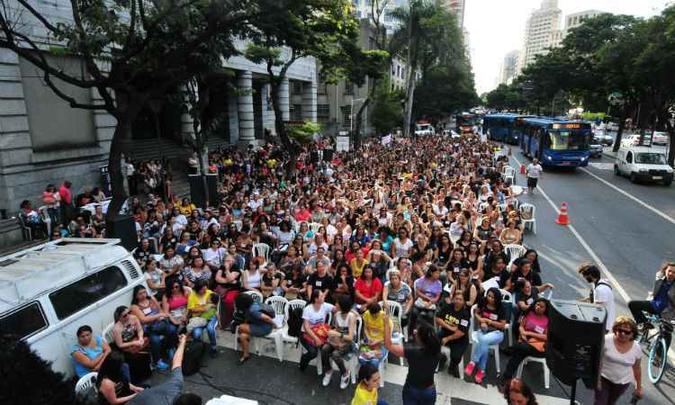 Professores da rede infantil se reuniram nessa quarta-feira em frente a prefeitura de Belo Horizonte e decidiram manter a paralisação(foto: Gladyston Rodrigues/EM/D.A.Press) Professores da rede infantil se reuniram nessa quarta-feira em frente a prefeitura de Belo Horizonte e decidiram manter a paralisação(foto: Gladyston Rodrigues/EM/D.A.Press)