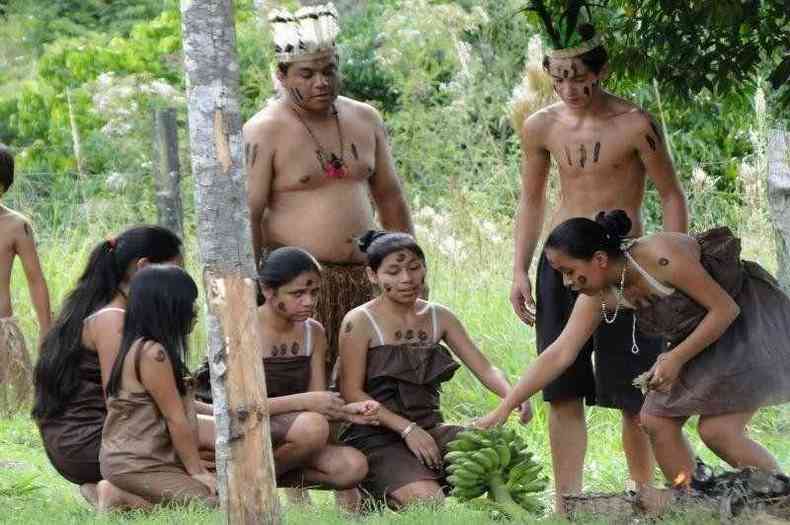 Jovens Xokleng durante apresentao na Terra Indgena Ibirama La-Kln