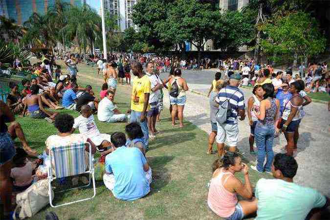Ex-moradores expulsos do prdio da Oi continuam acampados em frente  prefeitura do Rio, na Cidade Nova, centro da capital fluminense. Durante o dia, eles receberam doaes de alimentos(foto: Tomaz Silva/Agncia Brasil)