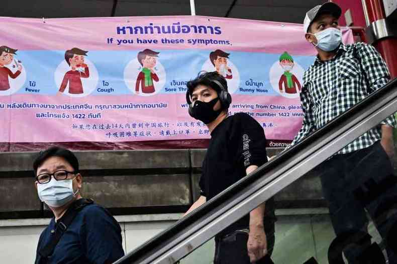 Em Bangkok, passageiros do metr usam mscaras e so alertados quanto a medidas preventivas em relao ao contgio por coronavrus(foto: Romeo Gacad/AFP )