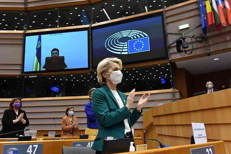 Volodymyr Zelensky  aplaudido de p pela presidente da Unio Europeia, Ursula von der Leyen, e demais membros do Parlamento Europeu