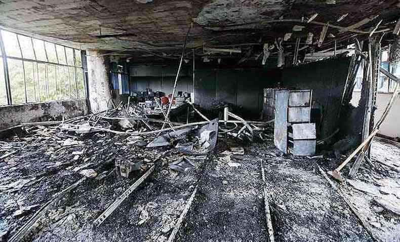 O fogo destruiu móveis computadores e arquivos da administração do imóvel(foto: Lúcia Sebe/Imprensa MG )