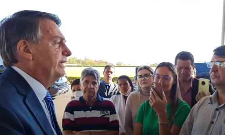 Bolsonaro falando com apoiadores na manh desta tera-feira (3/8)