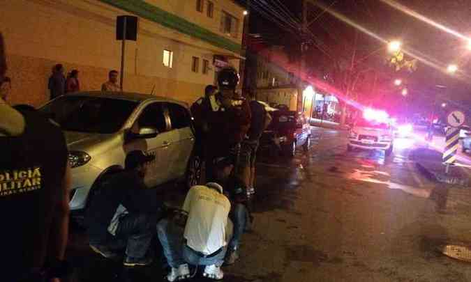 Motoqueiro ficou cado na Avenida Petrolina, esperando atendimento mdico, durante mais de uma hora(foto: Valquria Lopes/EM/D A Press)