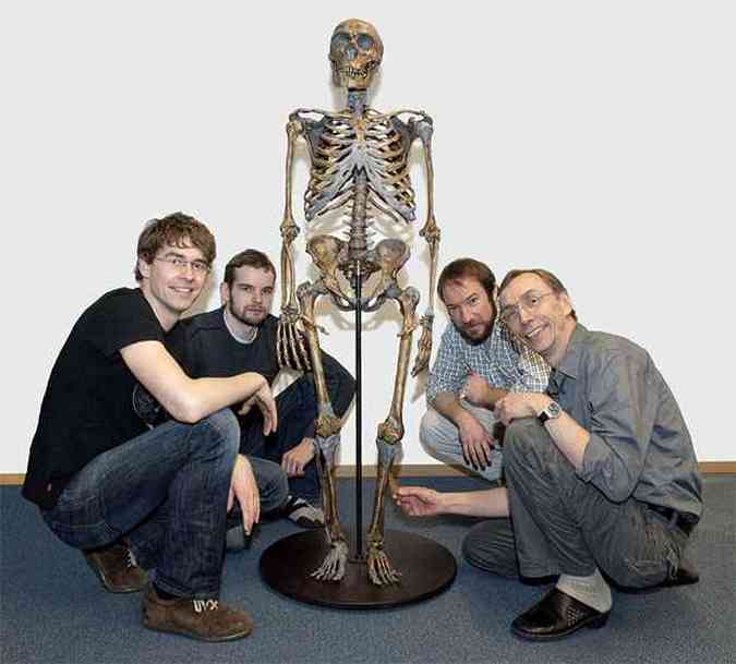 Svante Pbo (E), Ed Greeen, Adrian Briggs e Johannes Krause, pesquisadores  frente da decodificao do genoma a partir de osso do Homo sapiens(foto: AFP PHOTO/Image courtesy of Max-Planck-Institute EVA )