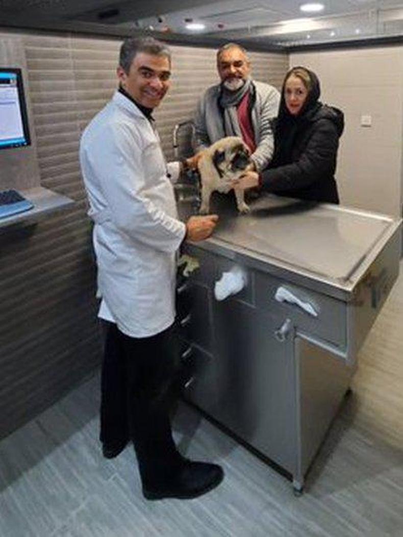 Dr Mohebi em sua clnica com um cachorro e um casal