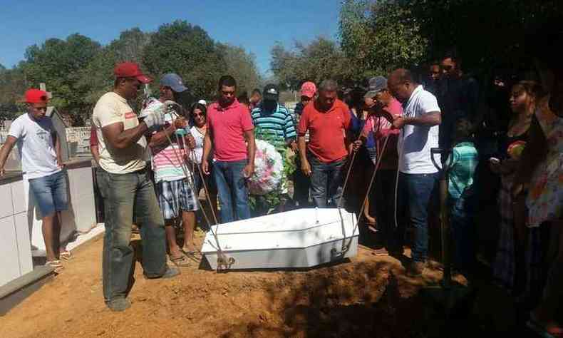 Sepultamento de Talita ocorreu no Cemitrio So Lucas, em Janaba(foto: Luiz Ribeiro/EM/D.A PRESS)