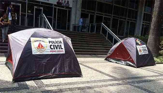 Policiais civis chegaram a acampar na Assembleia Legislativa de Minas Gerais durante a greve(foto: Renata Stuart/EM/D.A.Press)