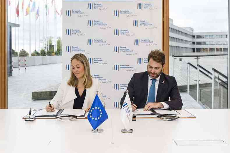 Contrato foi assinado nesta segunda-feira, em Luxemburgo, por Emma Navarro, vice-presidente do BEI, e Sergio Gusmão, presidente do BDMG(foto: BDMG/Divulgação)
