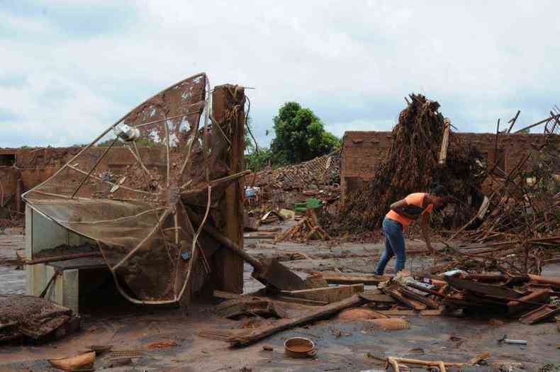 Moradora procura objetos nos escombros de Bento Rodrigues: convivncia destruda(foto: Tulio Santos/EM/D.A Press)