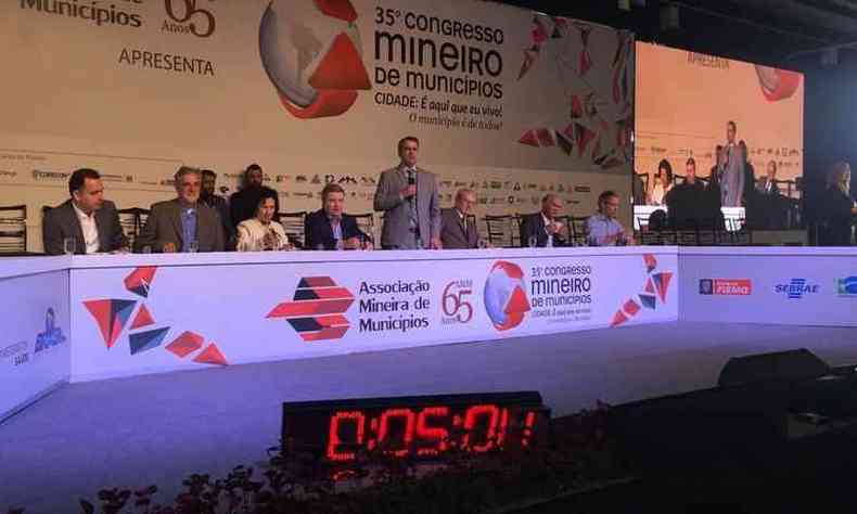 Evento promovido pela AMM reuniu sete pr-candidatos a governador de Minas Gerais(foto: Edsio Costa/EM/D.A Press)