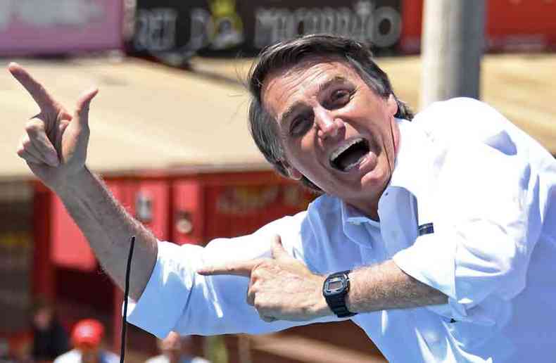 Bolsonaro faz gesto de armas em 2018: aliados dizem que ele est apenas cumprindo promessa de campanha(foto: EVARISTO S/AFP - 5/9/18)