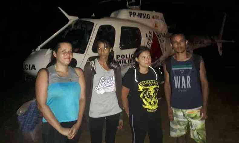 Os quatros amigos, estudantes da Ufop, ficaram perdidos por quase seis horas na trilha do Pico do Itacolomi (foto: Polcia Militar/Copaer/Divulgao)
