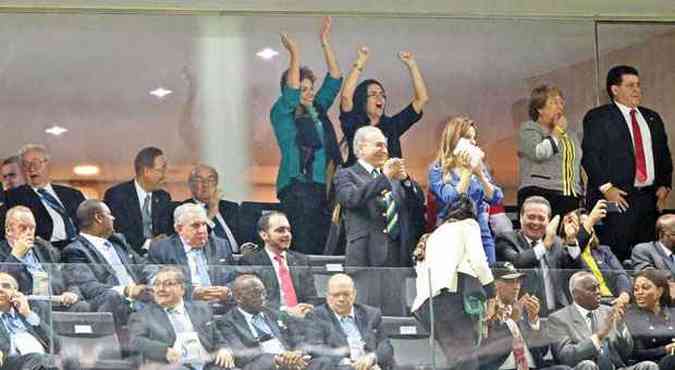 Fortes emoes: acompanhada por Blatter, Dilma enfrentou a hostilidade da torcida antes mesmo do incio do jogo, cruzou os dedos quando a bola comeou a rolar, mas atraiu mais vaias ao comemorar gol do Brasil (foto: Murillo Constantino/Agncia O Dia)