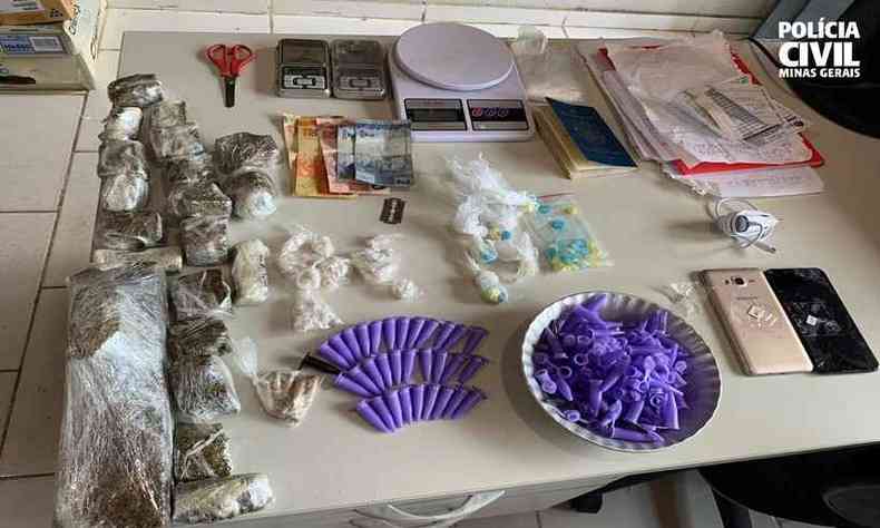 Drogas e demais objetos apreendidos na operao (foto: PCMG)