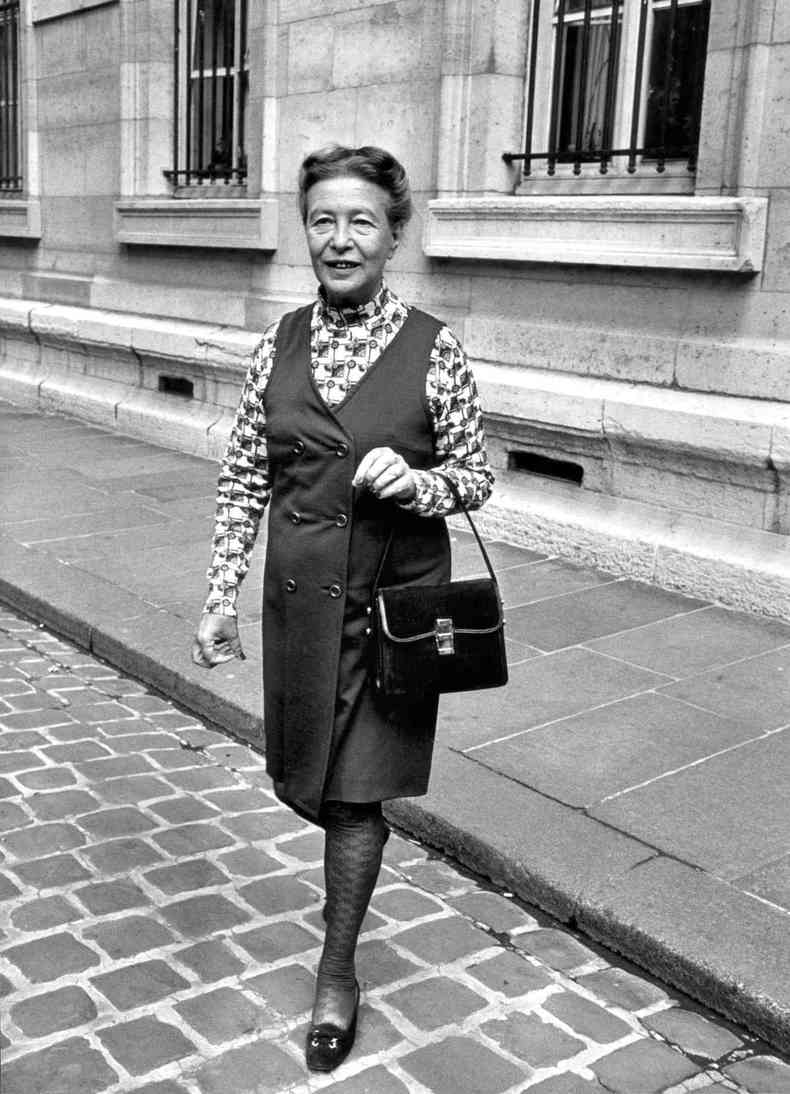 A intelectual francesa Simone de Beauvoir, em Paris, em 1971. Reflexo de Beauvoir sobre a condio da mulher  central no desenvolvimento do feminismo europeu e foi referncia para as ativistas brasileiras nos anos 1980(foto: GEORGES BENDRIHEM/AFP)