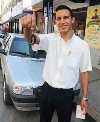Marcos Nogueira, de Nova Serrana, comemora seus ganhos com vendedor(foto: Euler Junior/EM/D.A Press)