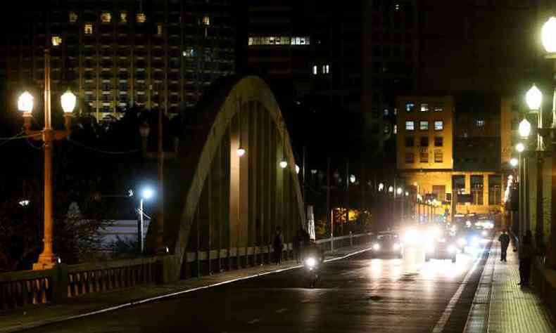 Escurido no viaduto  alvo de reclamaes de moradores (foto: Ramon Lisboa/EM/D.A.Press)