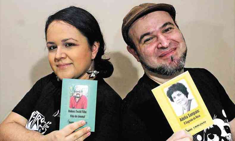 Paula e Andr Azenha mostram e-books distribudos pelo Santos Film Fest (foto: Acervo pessoal)