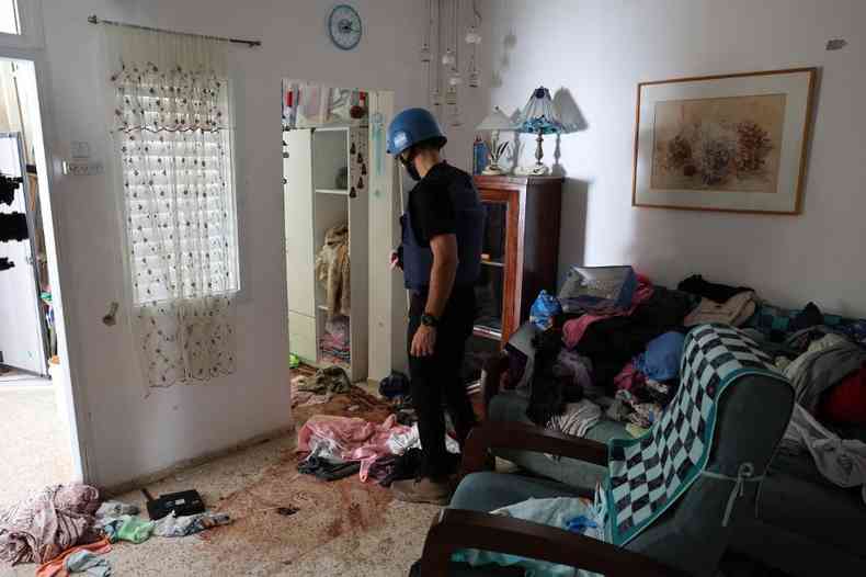 Jornalista estrangeiro verifica manchas de sangue no cho de uma casa dentro do kibutz Nir Oz, na fronteira com a Faixa de Gaza
