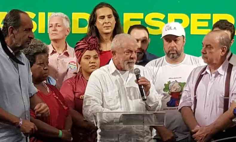 Luiz Inácio Lula da Silva (PT) em Belo Horizonte ao lado de apoiadores