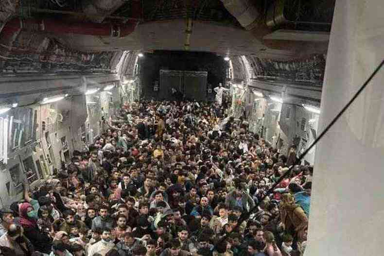 O avio estava lotado de afegos fugindo do regime talib (foto: Defense One)