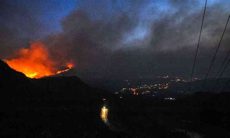 Incndio comeou h dez dias; brigadistas esto mobilizados para conter chamas.(foto: Leandro Couri/EM/D.A Press)