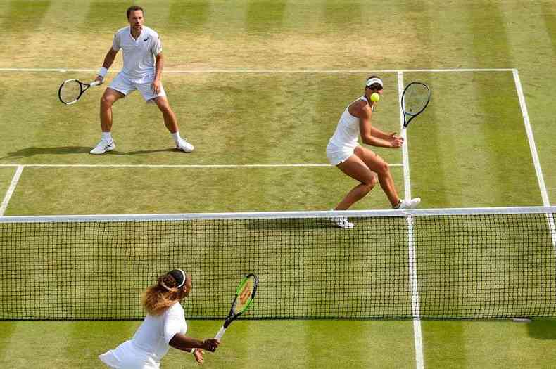 Bruno Soares e Nicole Melichar bateram a dupla de Serena Williams e Andy Murray em Wimbledon(foto: GLYN KIRK/AFP)