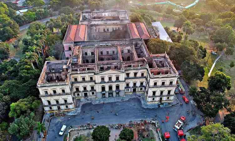 Vista aérea do Museu Nacional, totalmente destruído após incêndio ocorrido em 2028
